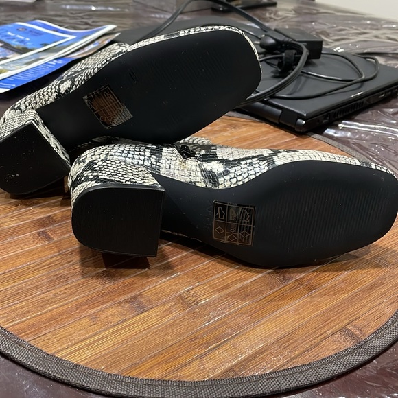 Brand new ALDO snake print boots - Picture 4 of 4